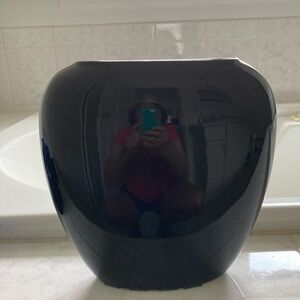 Heart black  ceramic vase. Great for anywhere or Valentine’s Day